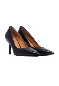 Scarpe con tacco alto in pelle nera con punta appuntita. Presentano una cap-toe lucida nera e un tacco sottile per una silhouette elegante.