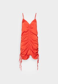 Vestido de cetim vermelho com alças ajustáveis, textura franzida na parte da frente e laços nas laterais para franzir. Design em V, comprimento até a metade da coxa.