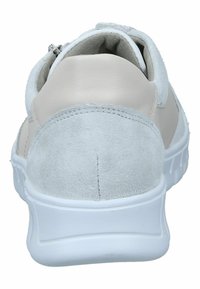 Lichtgrijze leren en suede sneakers met een witte rubberen zool, voorzien van een ritssluiting en een gestructureerd achterpaneel.