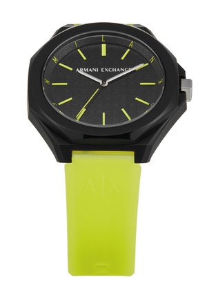 Zwarte octagonale horloge met een gestructureerde wijzerplaat, groene accenten en een felgele rubberen band. Voorzien van zilveren wijzers en een A|X-logo.