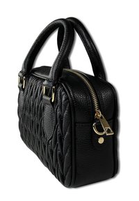 Zwarte gewatteerde leren handtas met dubbele handvatten, goudkleurige hardware, een bovenste ritssluiting en een soepele textuur. Compact vierkant formaat.