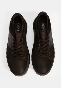 Braune Schnürschuhe mit einem glatten Lederoberteil, strukturierten Akzenten und einer runden Gummisohle mit einem strukturierten Rand.