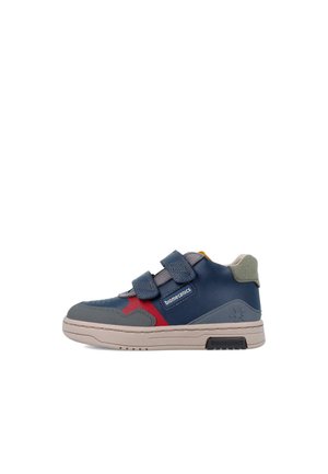 Zapatilla azul y gris con acentos rojos, que cuenta con un cierre de tira de velcro, suela de goma y un acabado texturizado. Logo en el lateral.