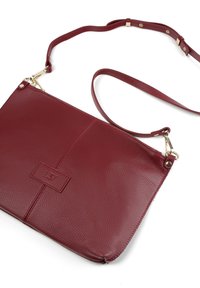 Sac bandoulière en cuir rouge avec une finition texturée, des accessoires en or et une sangle ajustable. Comprend un logo discret à l'avant.