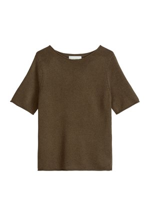 Pull court en maille marron à manches courtes avec un col rond et une coupe décontractée, présenté sur un fond blanc.