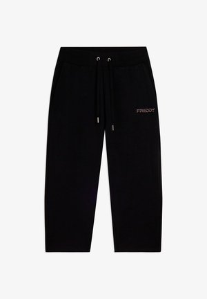 Pantalones casuales negros con cintura elástica y cordón, bolsillos laterales y pequeño logotipo "FREDDY" en la parte superior del muslo derecho.