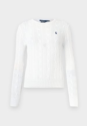 Fehér fonott pulóver, kerek nyakkal, hosszú ujjakkal, bordás szegéllyel. A mellkason egy kicsi, sötétkék logó található, az anyagon textúrált minta látható.