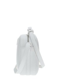 Borsa a tracolla in pelle bianca con finitura testurizzata, chiusura con zip e tracolla regolabile. Forma rettangolare con design minimalista.