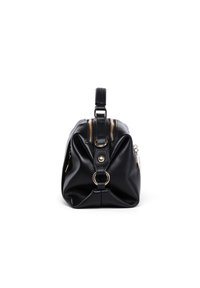 Borsa in pelle nera con chiusura a zip, forma arrotondata, dettagli in metallo dorato e manico superiore per il trasporto. Presenta lati plissettati.