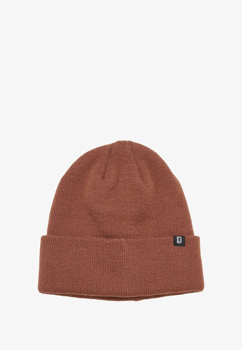 Hnedá pletená čiapka s preloženým lemom. Má textúrovaný povrch a malú čiernu štítok s písmenom "B".