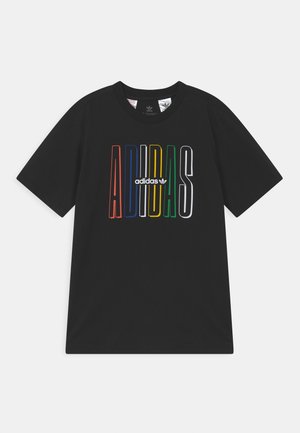 Schwarzes Baumwoll-T-Shirt mit einem mehrfarbigen "ADIDAS"-Logo in fetten Buchstaben und dem Markenemblem mittig darunter. Kurze Ärmel, Rundhalsausschnitt.