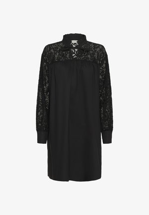 Robe noire avec un corps en dentelle et des manches longues, dotée d'un col volanté et d'une silhouette ample. Tissu lisse et dentelle texturée en contraste.