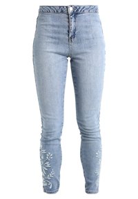 Ljusblå högmidjade jeans i denim med blommönster broderat på nedre benen och en klassisk femfältarsdesign.