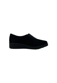 Scarpe nere in suede con una tomaia liscia, dettagli in borchie, suola a zeppa e design slip-on per un facile utilizzo.