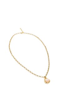Złoty naszyjnik z okrągłą, różową zawieszką z kamieniem. Łańcuch składa się z małych, połączonych owalnych ogniw i ma bezpieczne zapięcie z tyłu.