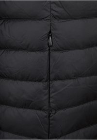 Gilet piumino nero con design trapuntato, caratterizzato da pannelli cuciti in orizzontale e una zip centrale con un tirante. Texture liscia.