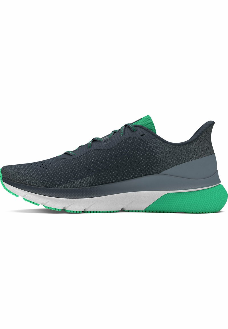 Zapatilla deportiva gris con acentos verdes. Parte superior de malla para transpirabilidad, plantilla acolchada, suela de goma texturizada. Diseño ergonómico suave.