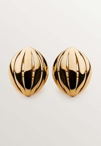 Pendientes en tono dorado con forma ovalada, presentan patrones de corte vertical, superficie pulida y textura suave y reflectante.