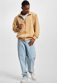 Karl Kani CHEST SIGNATURE MONOGRAM VELVET - Sportinė striukė - sand