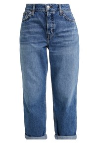 Světle modré rovné džíny vyrobené z denimu, s vysokým pasem, ohrnutými nohavicemi, klasickým pětikapsovým designem a kovovým zapínáním.