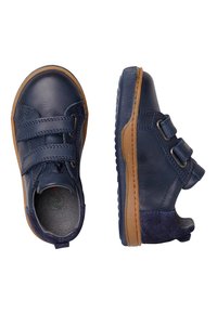 Scarpe in pelle blu navy con cinturini a strappo, suola in gomma marrone testurizzata, colletto imbottito e punta rinforzata per una maggiore durata.