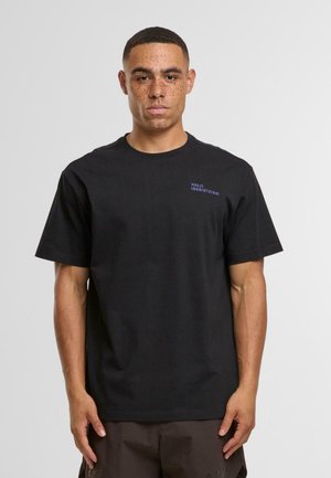 Sort bomulds t-shirt med rund hals og korte ærmer, med et lille blåt "HALO 19681972198" logo på brystet.