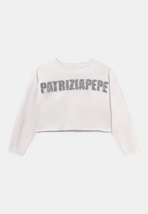 Sweat-shirt blanc court à manches longues, avec le texte "PATRIZIAPEPE" en sequins argentés sur le devant. Texture de tissu lisse.