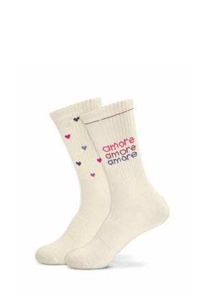 Chaussettes montantes couleur crème avec bordures côtelées, l'une avec de petits cœurs multicolores, l'autre avec le texte « amore » en rouge, rose et bleu.
