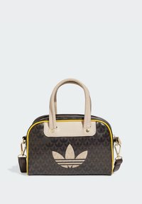 Svart och gul handväska med ett mönstrat ytskikt, två korta handtag och en justerbar axelrem. Har en stor logotyp på framsidan.