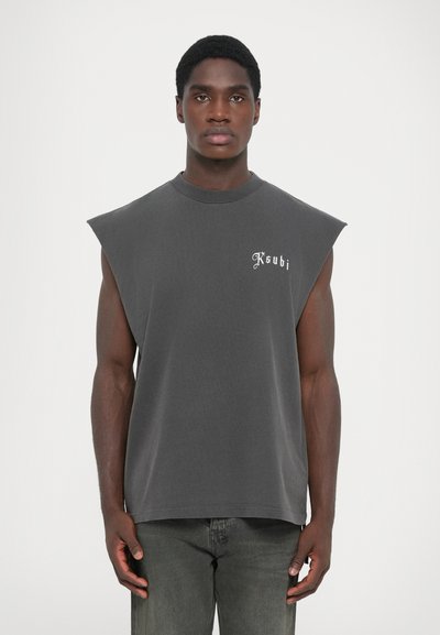 Donkergrijze mouwloze T-shirt, gemaakt van katoen, met een brede schouderontwerp en geborduurd "Ksubi"-logo in het wit op de borst.