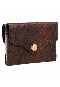 Portefeuille en cuir de serpent marron avec une surface texturée, doté d'un rabat et d'une fermeture à bouton pression doré. Les accents incluent des bords noirs et un éclat subtil.