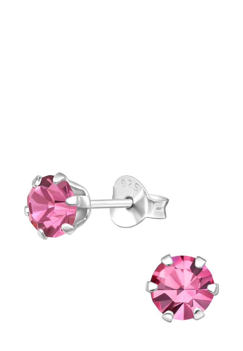 Orecchini a perno con cristalli rosa, caratterizzati da un design sfaccettato, montati su un metallo color argento con quattro griffe.