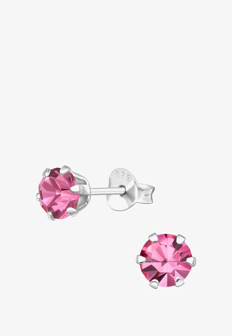Orecchini a perno con cristalli rosa, caratterizzati da un design sfaccettato, montati su un metallo color argento con quattro griffe.