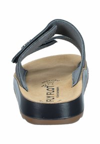 Sorte sandaler med en bred rem, blødt læderforside, polstret indersål og gummisål. Har logo på indersålen.