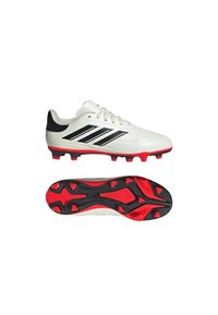 Bota de fútbol blanca con acentos negros y tres rayas. Cuenta con una parte superior texturizada y una suela roja y negra con patrón.