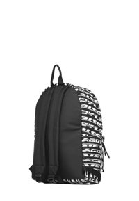 Sac à dos noir et blanc avec un design robuste, une texture lisse, un motif de lettrage audacieux sur un côté et des bretelles réglables.
