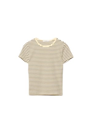 Kremasta majica kratkih rukava s tankim horizontalnim smeđim prugama i okruglim izrezom oko vrata.