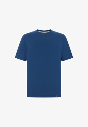 Blaues T-Shirt mit kurzen Ärmeln und Rundhalsausschnitt, mit einem kleinen schwarzen Etikett nahe dem unteren Saum vor weißem Hintergrund.