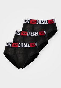 Ensemble de slips pour hommes noirs, doté d'une large ceinture élastique avec le logo "DIESEL" en rouge et blanc. Matière douce et extensible avec une coupe ajustée.