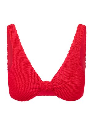 Punainen teksturoitu bikinitoppi, jossa on leveät hihnat, syvä V-mallinen kaula-aukko ja solmittu keskipisteen yksityiskohta. Materiaali näyttää joustavalta ja istuvalta.