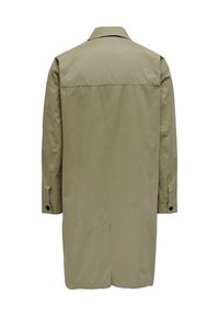Manteau trench long en kaki avec une fente au dos, col et poignet boutonnés. Fabriqué dans un tissu lisse avec un design minimaliste.