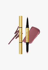 Duo contour des lèvres biseauté double embout or avec crayon à lèvres mauve et échantillons de rouge à lèvres assorti sur fond blanc.
