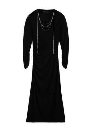 Vestido negro con mangas largas, con tela fruncida a los lados. Detalles de cadenas plateadas que caen sobre el escote. Textura suave, largo hasta la rodilla.