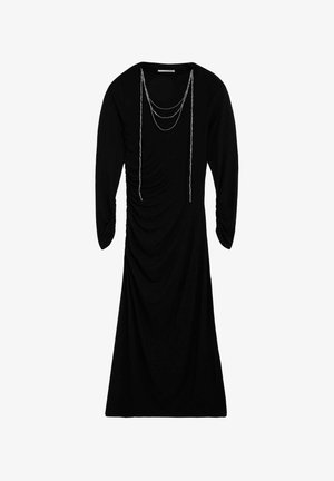 Vestido negro con mangas largas, con tela fruncida a los lados. Detalles de cadenas plateadas que caen sobre el escote. Textura suave, largo hasta la rodilla.