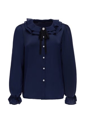 Mørkeblå bluse med lange pufærmer, flæsekant, perleknapper og sort sløjfe med blomsterdetalje ved halsudskæringen.