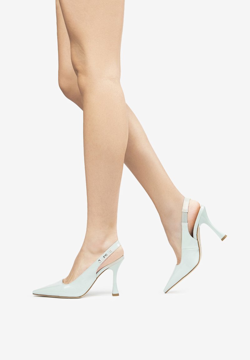 Jasnoniebieskie szpilki typu slingback z wydłużonym noskiem, o błyszczącej powierzchni i smukłym obcasie. Posiadają regulowany pasek z akcentami z metalu.