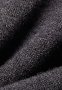 Donkergrijze gebreide stof met een zachte, gestructureerde oppervlakte, met subtiele kleurvariaties en een fijne, dichte weef. 