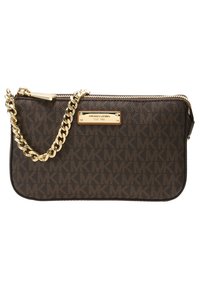 Bruine stoffen clutch met gouden kettingband, met een gepatterneerde oppervlakte en een gouden logo-plaatje. Ritssluiting aan de bovenkant.