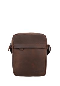 Braune Umhängetasche aus Leder mit Frontklappentasche, minimalen Nähten und verstellbarem Schulterriemen, vor weißem Hintergrund fotografiert.