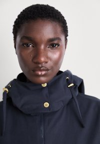 Barbour PEREZ SHOWERPROOF - Parka - dark navy/summer navy/ecru